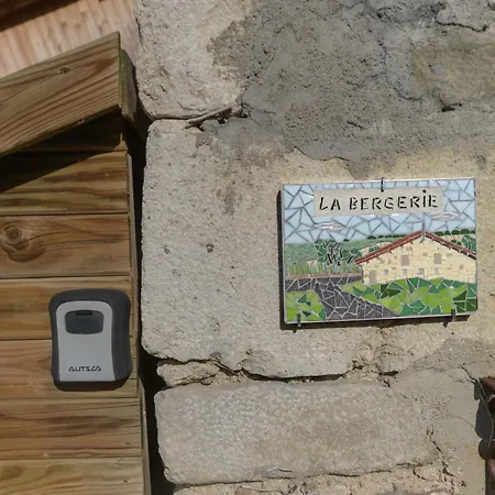 Feriehus Hameau Grande Varenne - De Charme Avec Piscine Charroux-dʼAllier